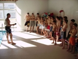 Briefing collectif avant un baptme de plonge en piscine